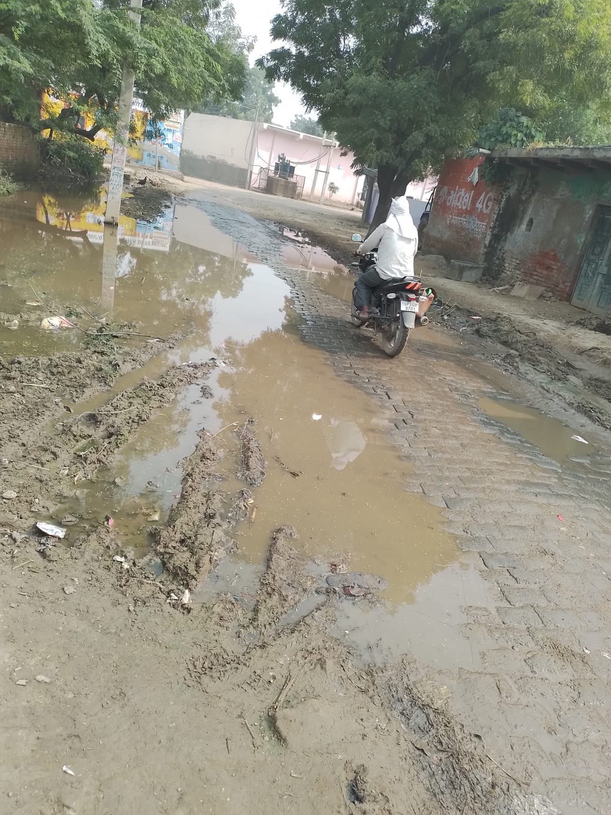 Hathras: Instructions to fill the pits of the roads came out in the air