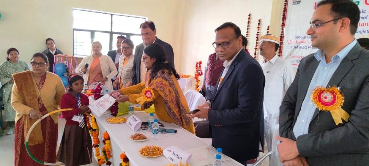 Hathras: Children showed talent on the first day of Umang Carnival