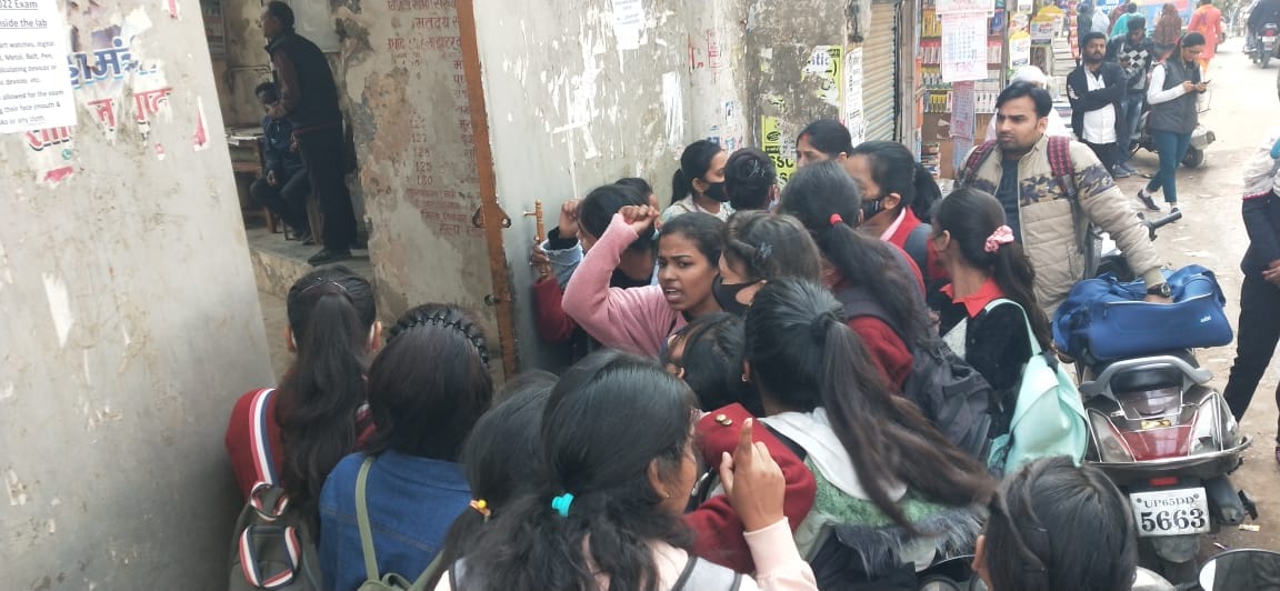 Uproar of girl students in Varanasi: Allegations of disturbances in the result of Sudhakar Mahila Mahavidyalay