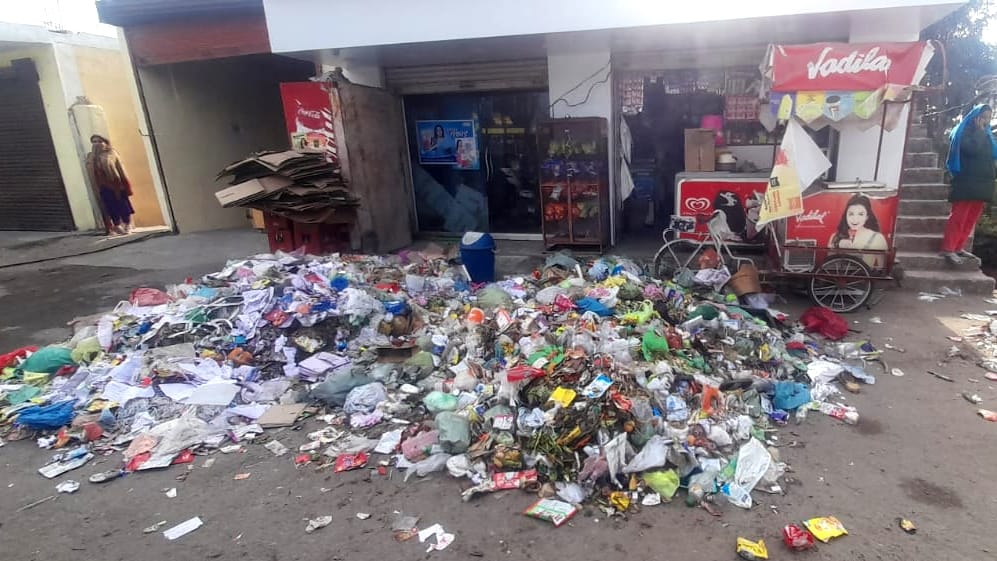 Jammu bahu: Enraged by misbehaviour sanitation workers threw garbage outside the councilor shop