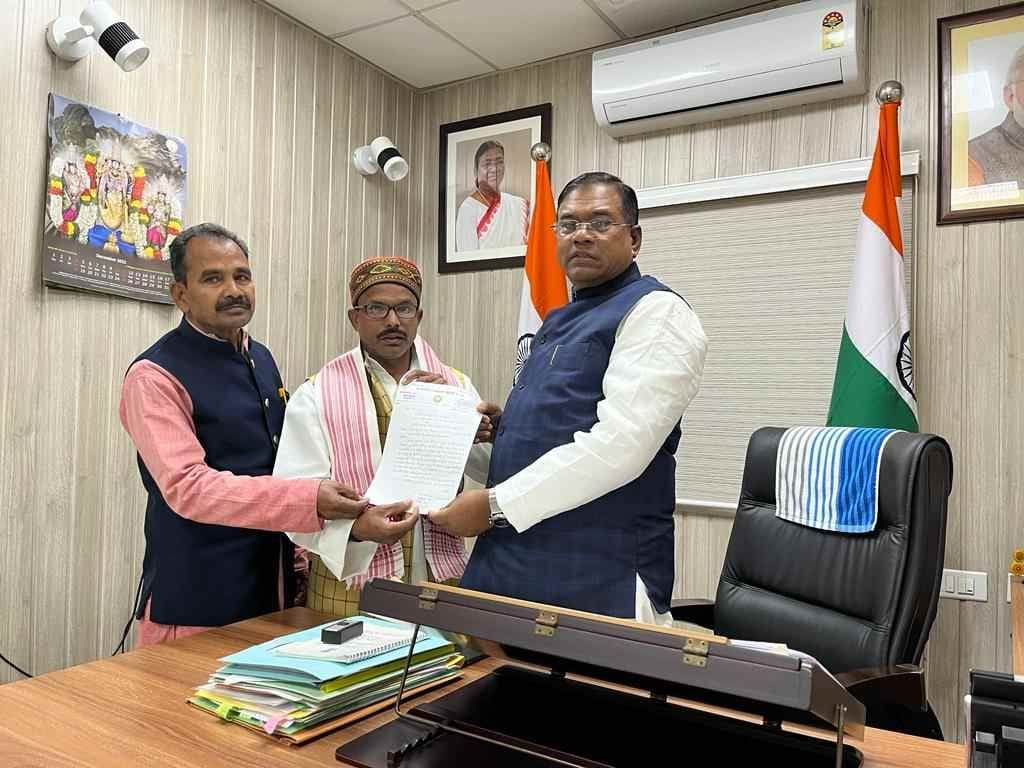 Memorandum submitted to the Union Minister on the neglect of ST in reservation