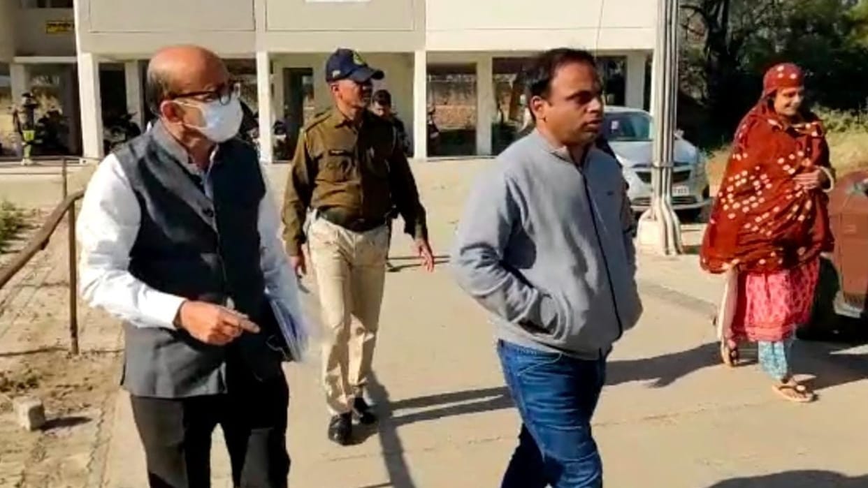 79 doctors are posted in the district hospital of Indore, four were found when the collector arrived