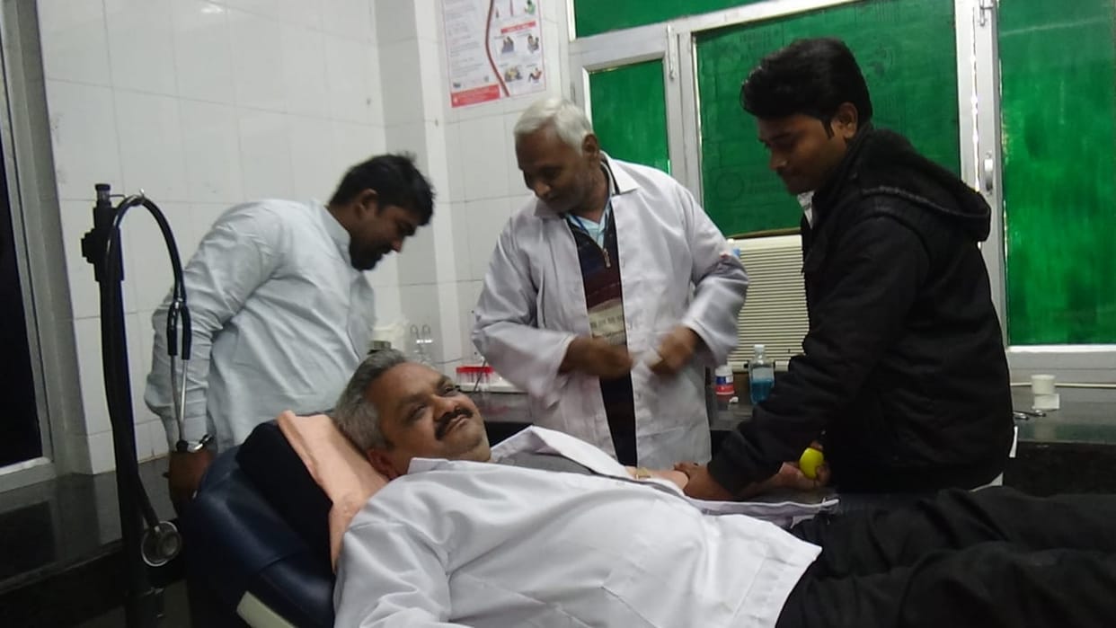 Doctor saved patients life by donating blood in Chitrakoot district hospital