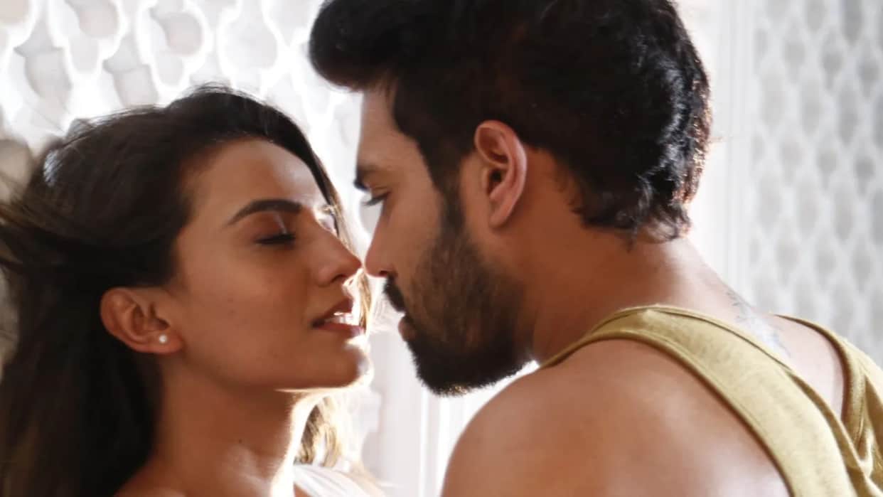 Akshara Singh New Music Video Kitne Jhoothe Release Bhojpuri Actress Bold Scenes in New Song