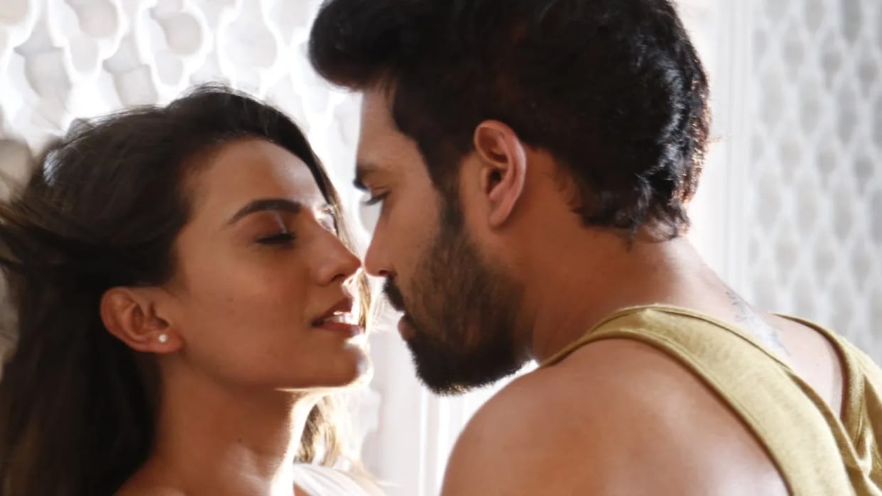 Akshara Singh New Music Video Kitne Jhoothe Release Bhojpuri Actress Bold Scenes in New Song