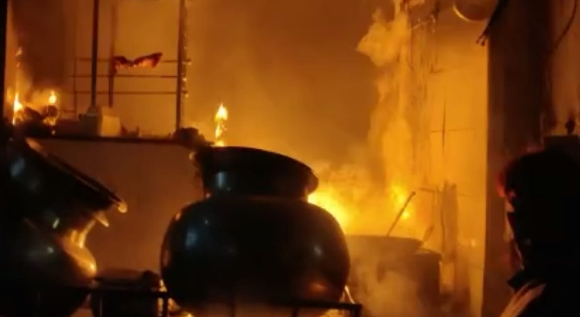 Fire broke out in Best Biryani restaurant located in Charbagh area, one burnt alive and one scorched