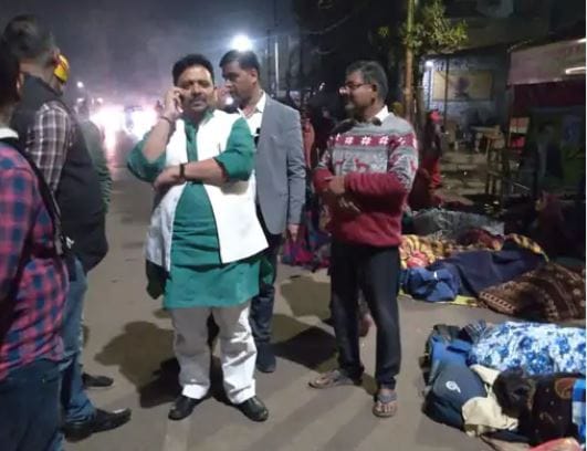 Minister Ravindra Jaiswal tea was given to the people who were chilling on the roadside