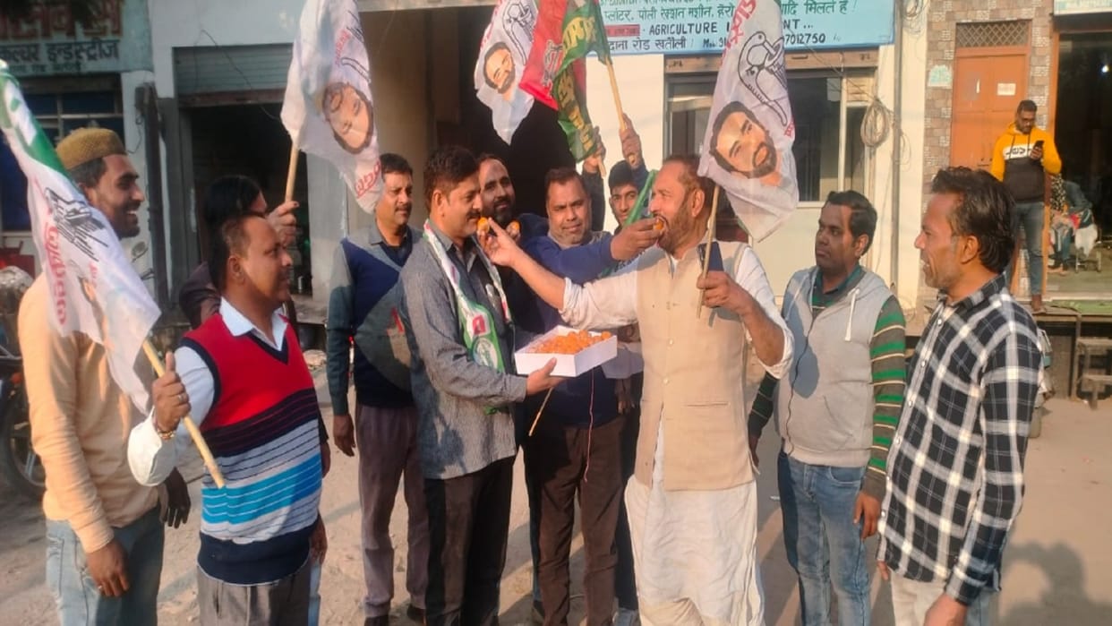 Khatauli By Election Results: Workers celebrated the victory of alliance candidate Madan Bhaiya and see photos