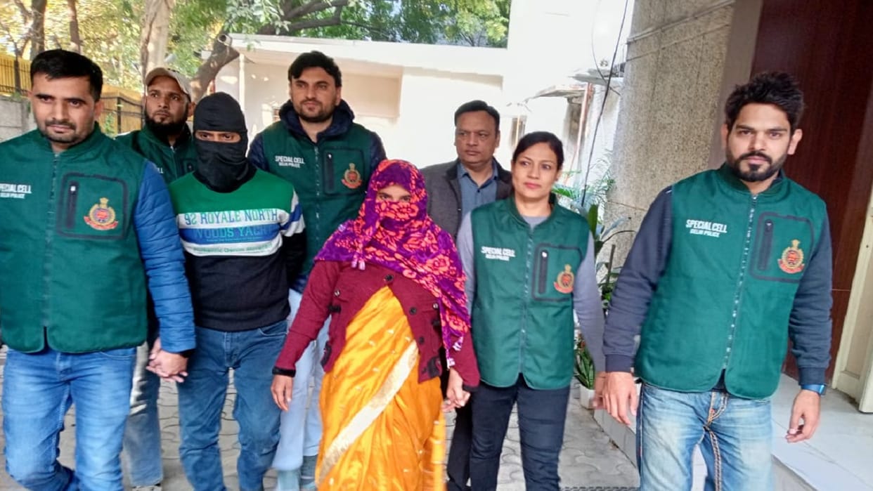delhi police caught woman with fake notes near anand vihar railway station