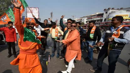 Prayagraj News :  भाजपा की जीत पर जश्न मनाते कार्यकर्ता।