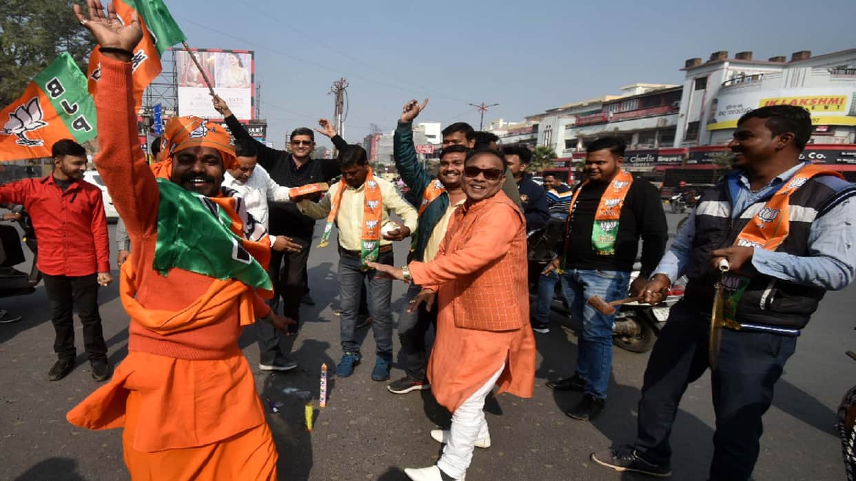 BJP celebrated after lotus bloomed in Gujarat and Rampur