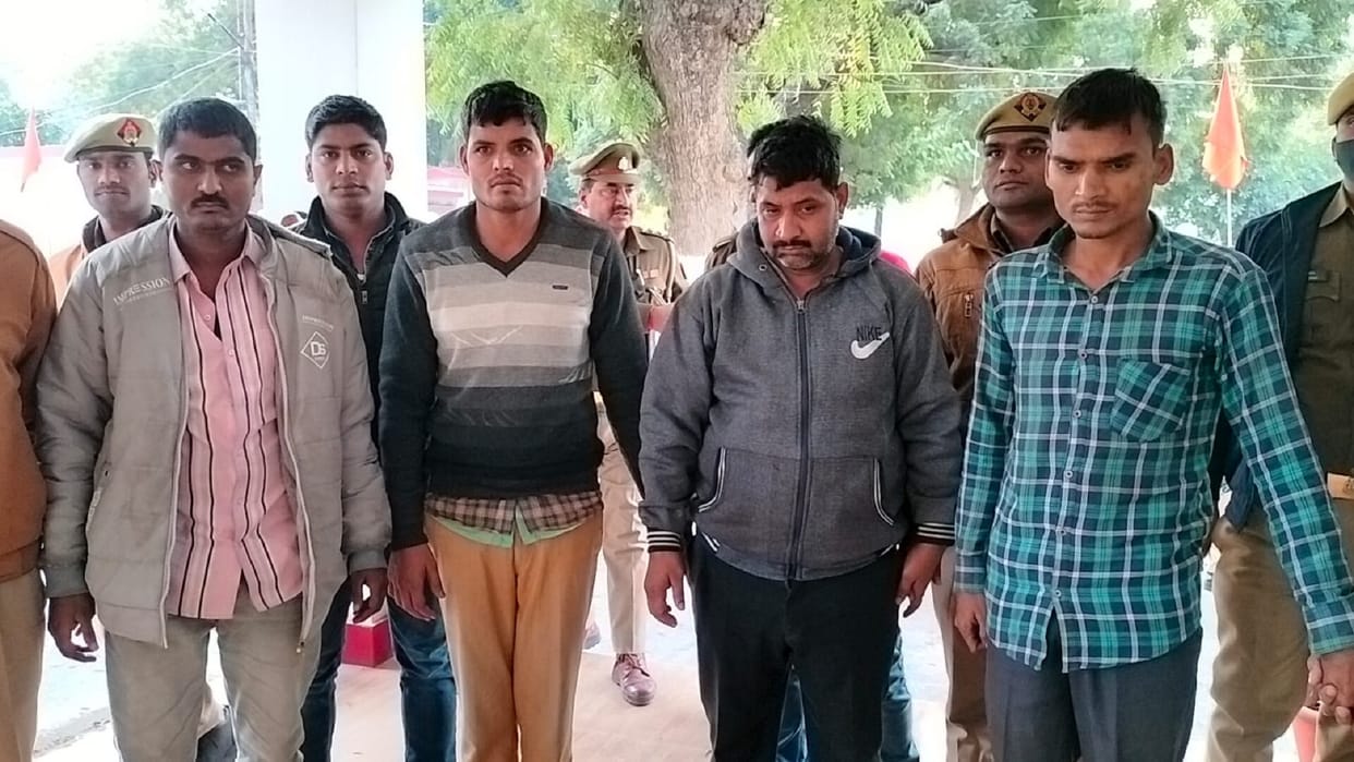 : Four arrested for extorting one lakh from Mumfordganj 72,000 recovered