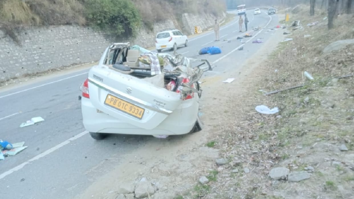 Road Accident, Three people including mother and daughter died in collision between taxi and bus in Kullu
