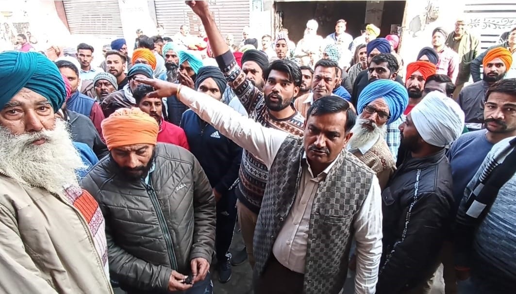 When the farmers raised the hammer, the urea sellers opened the shutters of the godowns, Kurukshetra