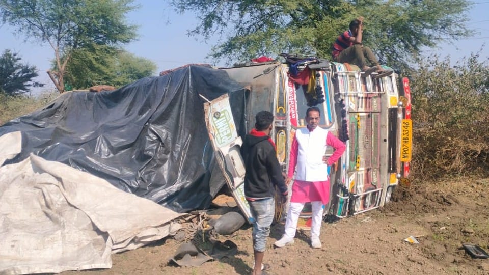 Damoh: Truck full of mustard oil overturned to save the truck coming in the wrong direction, two injured