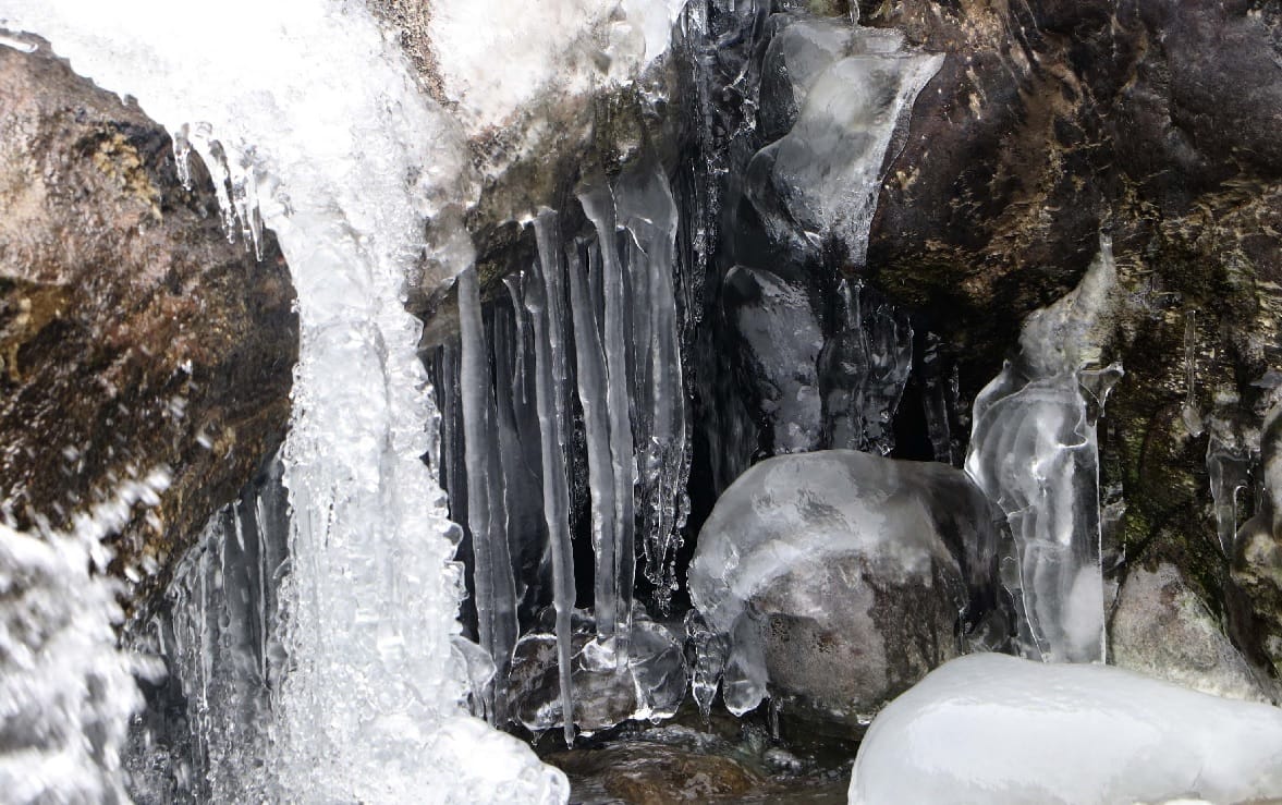 Chances of rain and snowfall in Jammu and Kashmir today, water sources frozen in Kargil