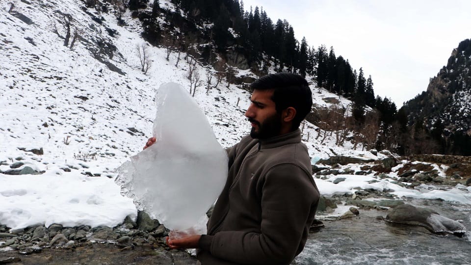 Chances of rain and snowfall in Jammu and Kashmir today, water sources frozen in Kargil