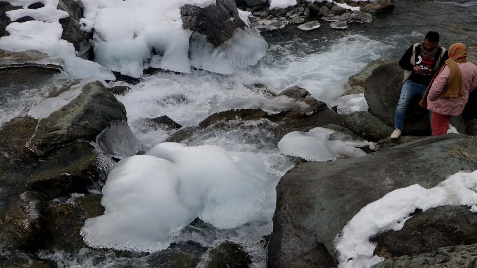 Chances of rain and snowfall in Jammu and Kashmir today, water sources frozen in Kargil