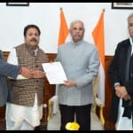 राजभवन पहुंचे कांग्रेस के वरिष्ठ नेता।