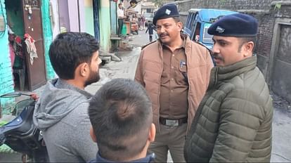 अपहरण के सूचना पर जांच करती पुलिस