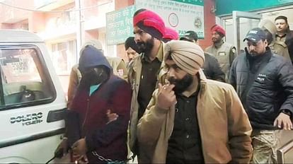 रमीज राजा का पठानकोट सिविल अस्पताल में मेडिकल करवाने ले जाते पुलिस जवान।