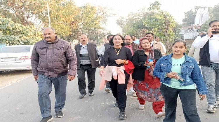 Mukesh Agnihotri's Wife Simmi Agnihotri Walks On Foot To Pay Obeisance ...