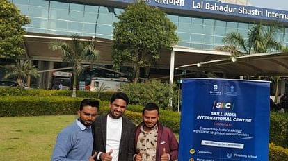 तीन युवाओं का दुबई में हुआ प्लेसमेंट: वाराणसी एयरपोर्ट से तीनों को भेजा गया दुबई