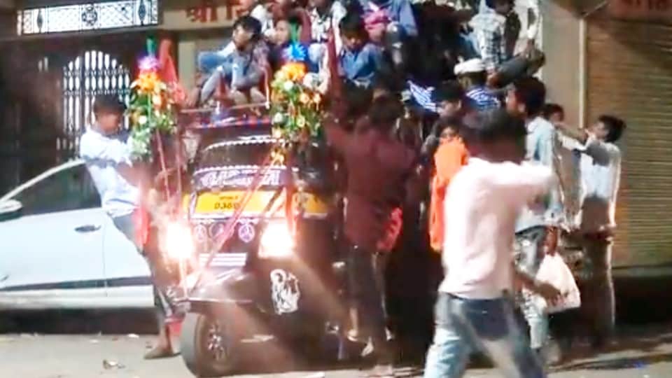 अलीराजपुर के जोबट में एक ऑटो में 50 से ज्यादा सवारियां नजर आई हैं।