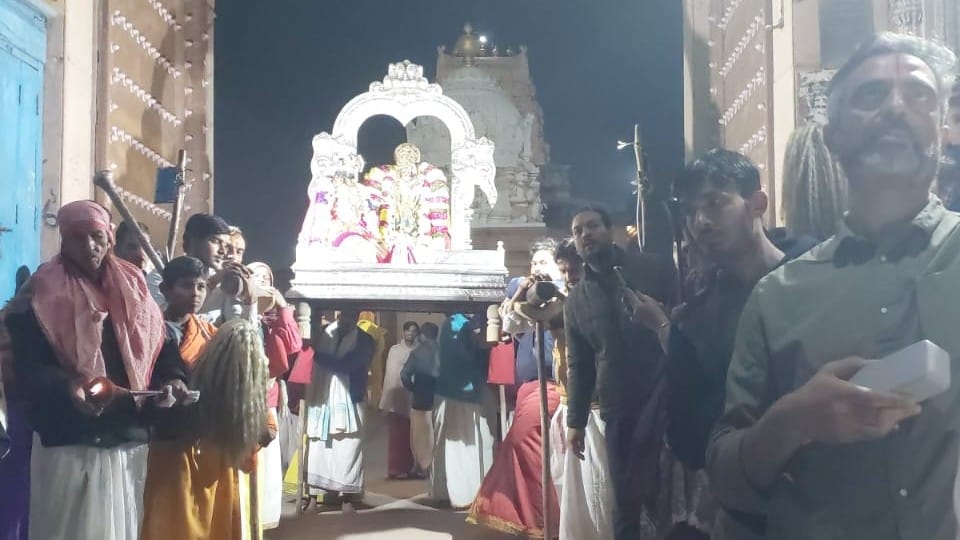 Ranganath temple illuminated with the light of 21 thousand lamps on Kartik Purnima in Vrindavan