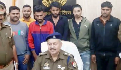 बाराबंकी में नगर कोतवाली पुलिस द्वारा गिरफ्तार किए गए आरोपियों के बारेे में जानकारी देते एएसपी
