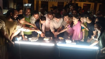 Ek Mahanayak Dr B R Ambedkar tv show completed 700 episodes team cut the cake on this occasion