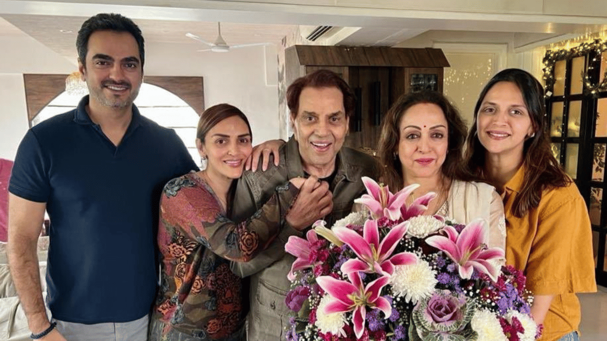 Dharmendra birthday celebrations Hema Malini shared pictures with Esha and Ahana Deol