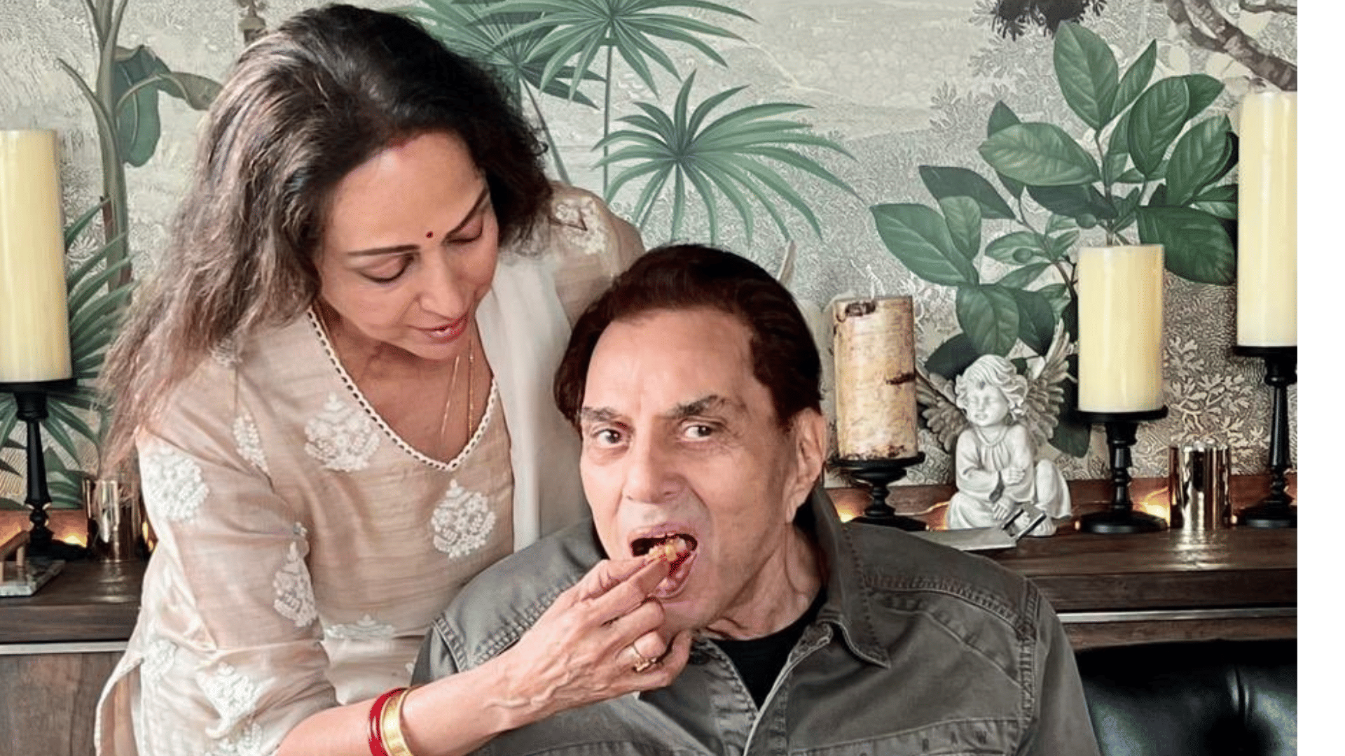 Dharmendra birthday celebrations Hema Malini shared pictures with Esha and Ahana Deol