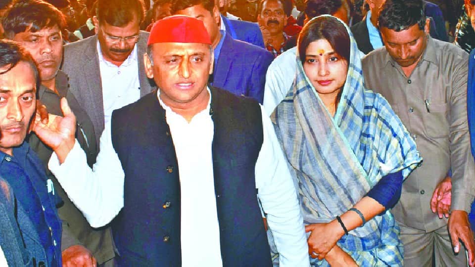 akhilesh yadav and dimple yadav ate food at restaurant in mainpuri