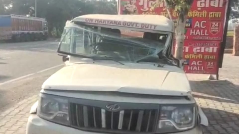 Trolley driver Broke police naka, dragged RTA vehicle in charkhi dadri