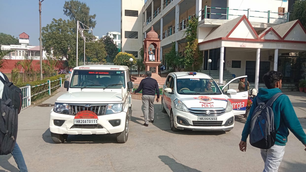 Uproar over entry with I card in Jat College, police had to be called
