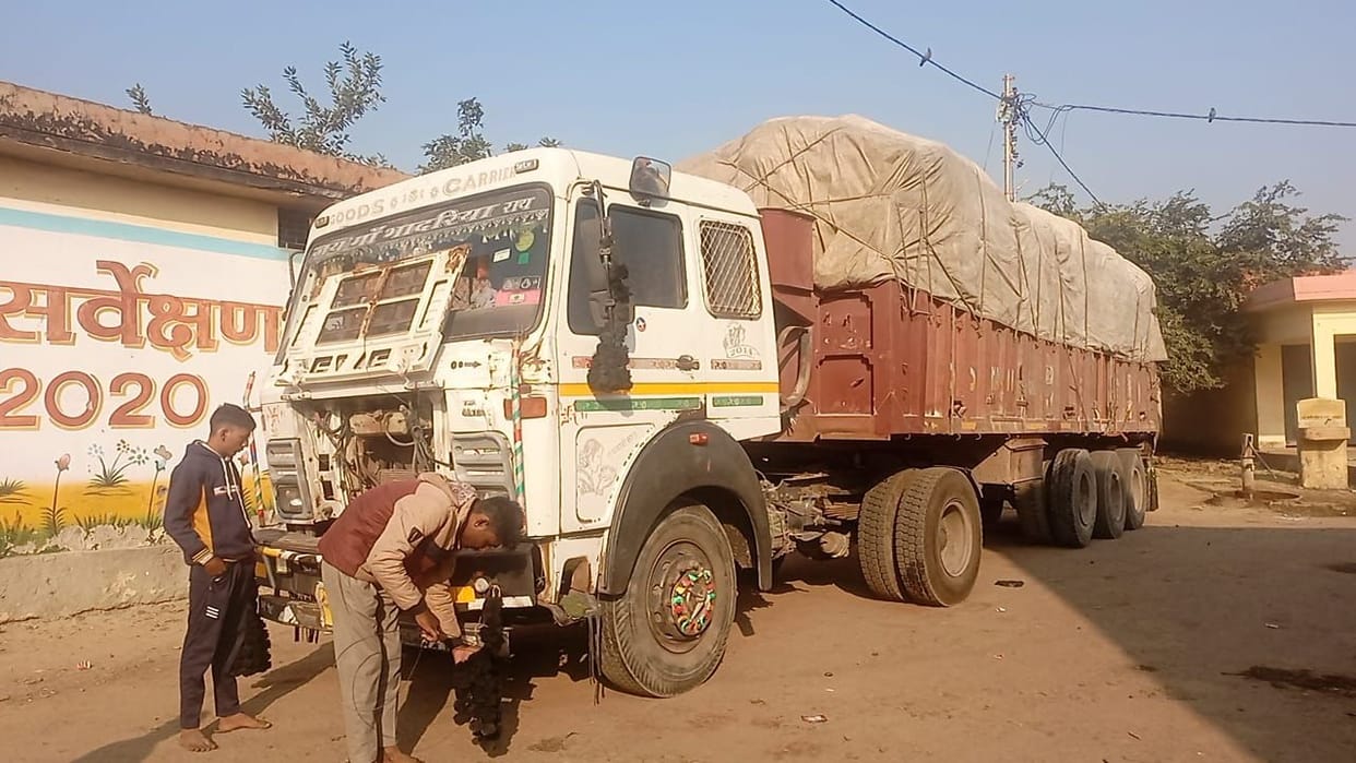 Hathras: Mandi committee caught a vehicle loaded with rice