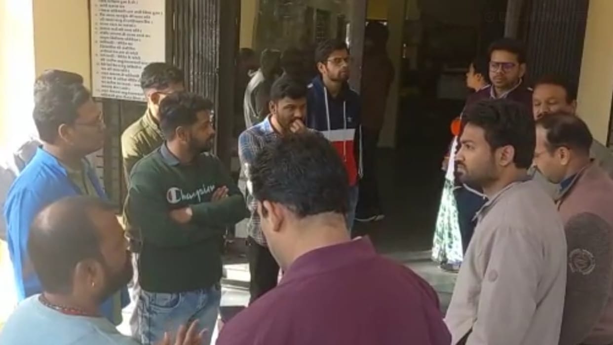 Doctor assaulted in Ratlam district hospital case registered against three read more in hindi
