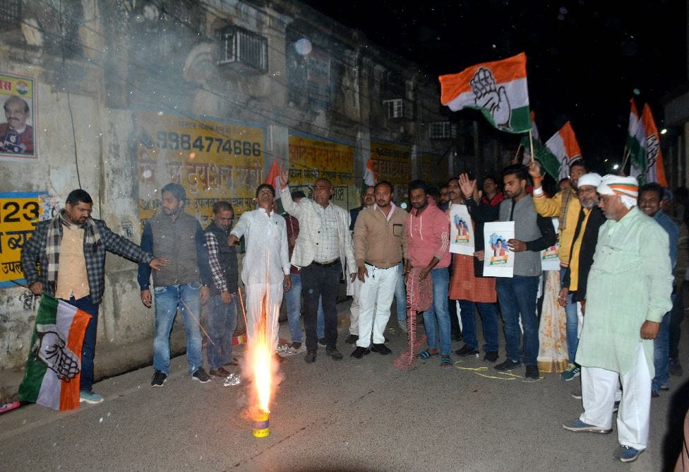 Victory in Himachal, celebration in Banaras: Congressmen celebrated the victory with fireworks, sweets