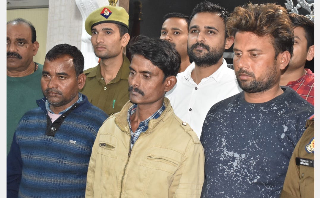 Case of robbery of two lakh rupees from a farmer in Unnao, police caught three robbers