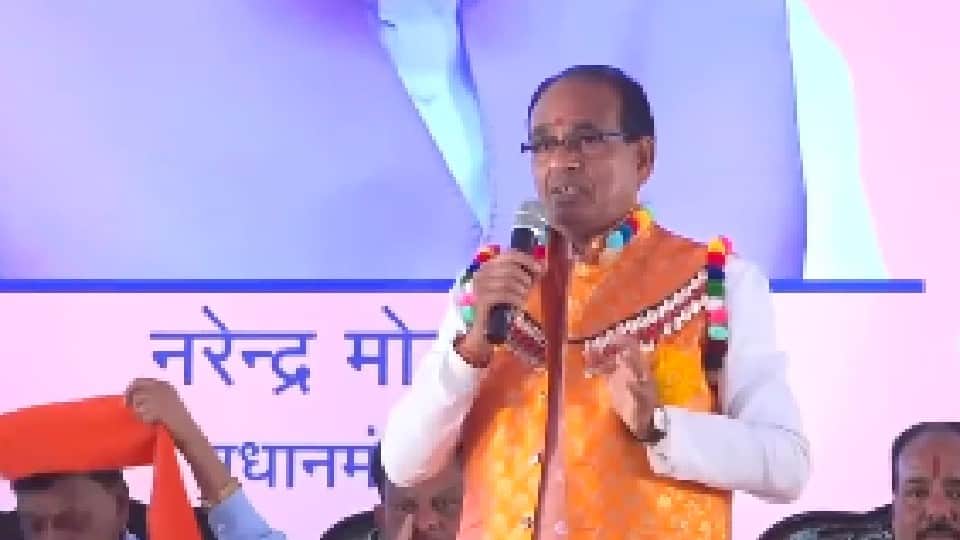 CM Shivraj suspended Chhindwara CMHO and Bichhua CMO from the stage itself