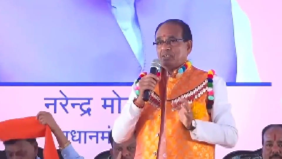 CM Shivraj suspended Chhindwara CMHO and Bichhua CMO from the stage itself