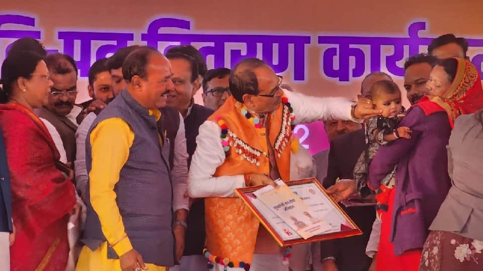CM Shivraj suspended Chhindwara CMHO and Bichhua CMO from the stage itself