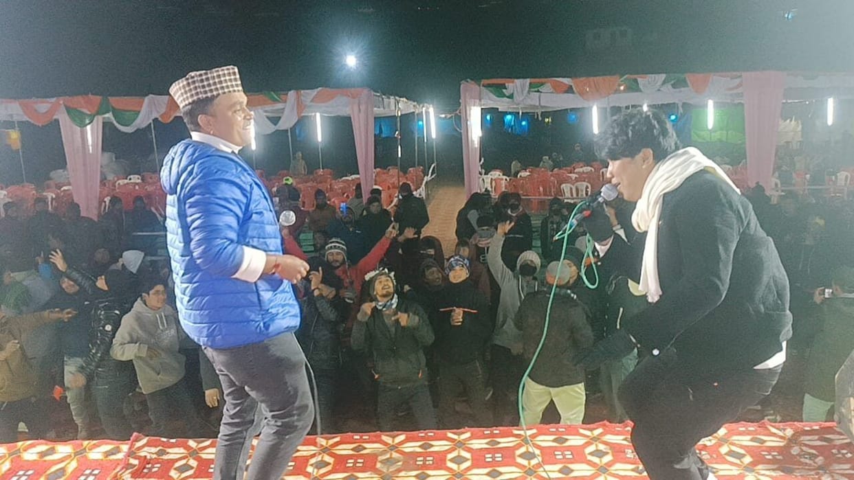 People mesmerized on the song Karme Ki Khani Ch...