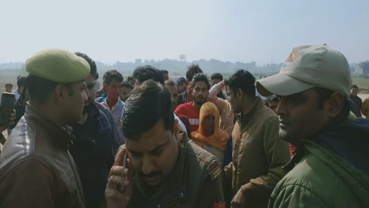 farmers attacked on Housing Development Council team with stones in Meerut