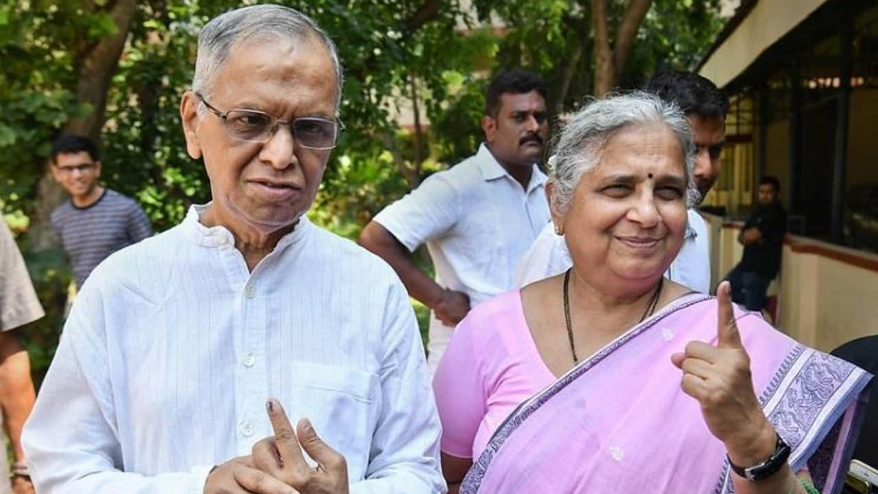 Sudha Murthy Birthday Special Know Infosys Founder Narayana Murthy Wife Inspiring Life Journey