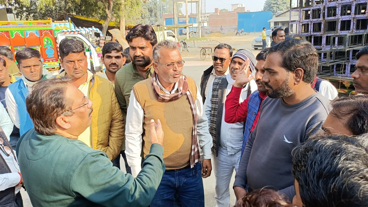 Mainpuri: There was a scuffle between the jobbers and the secretary over the installation of plinths on the platforms in the market.