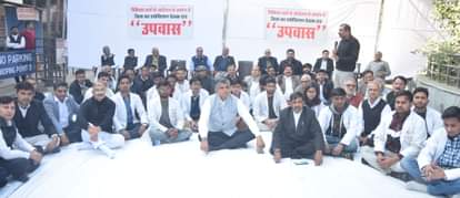 रोहतक में वर्क सस्पेंड कर जिला न्यायाला के बाहर एमबीबीएस विद्यार्थीयों के समर्थन में उपवास पर ब?