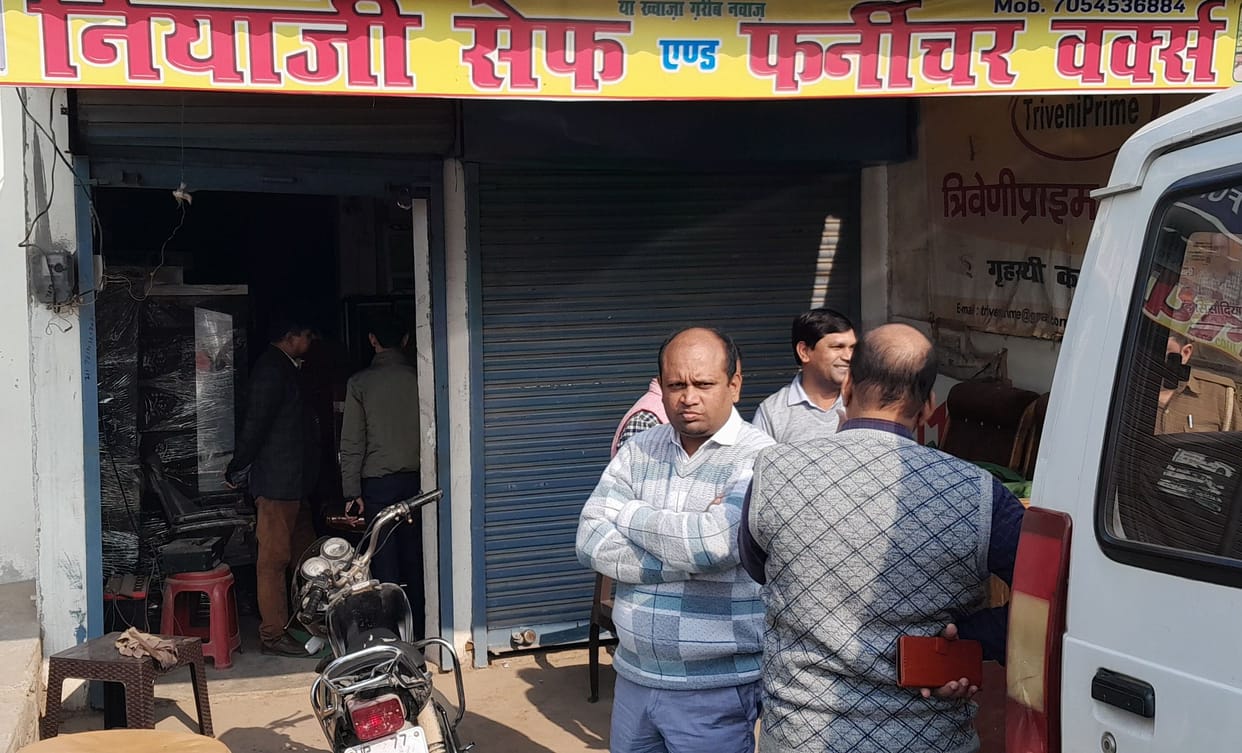 Kanpur Dehat: SGST team raids four furniture shops, check records, shopkeepers move away after closing shop