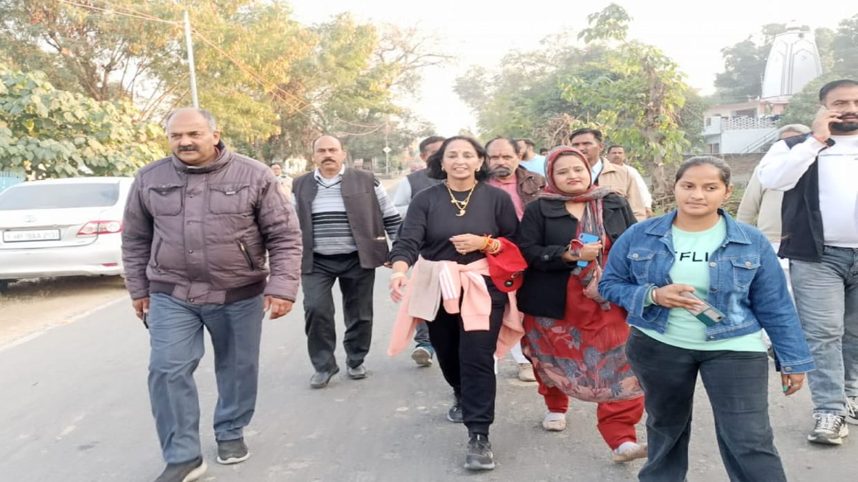 Mukesh Agnihotri's wife Simmi Agnihotri walks on foot to pay obeisance in temples